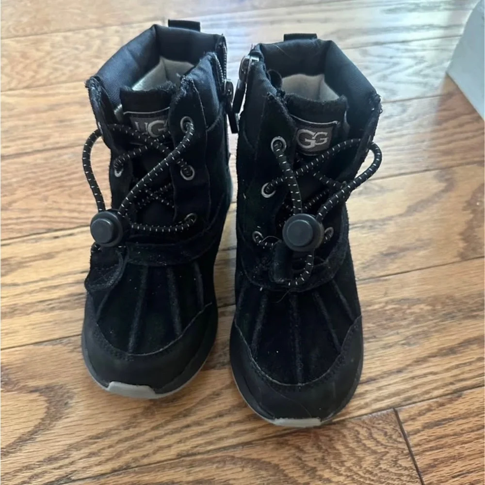UGG Kids Black Cozy Shearling-Lined Ankle Boots